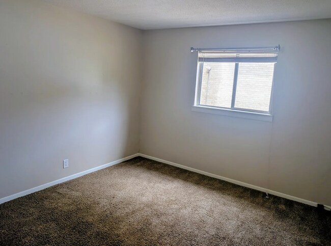 Building Photo - Spacious 1BR Condo – Pool Access & Utilities