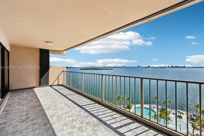 Building Photo - 1800 NE 114th St