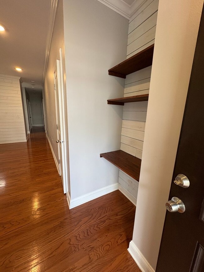 Building Photo - 3 Bedroom 2 Bath home  a few minutes from ...
