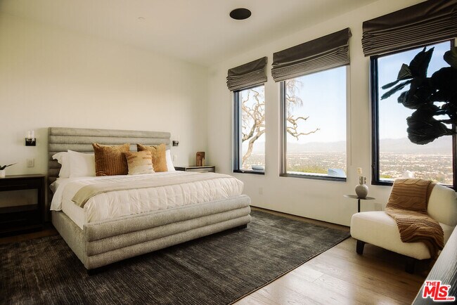 Building Photo - 13331 Mulholland Dr