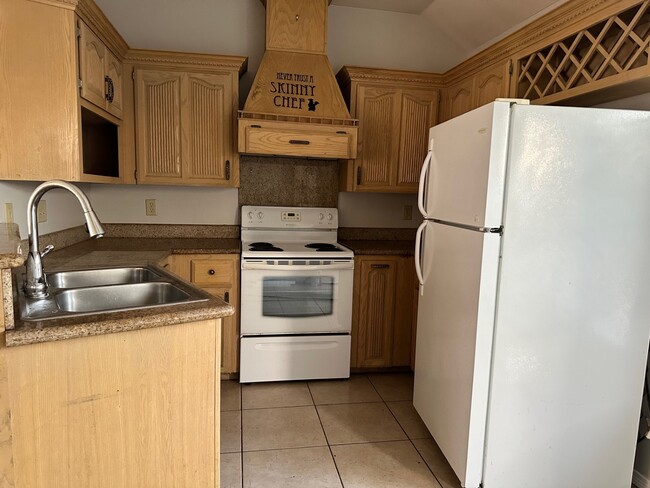 KITCHEN WITH WINE RACK - 2109 N Erica St