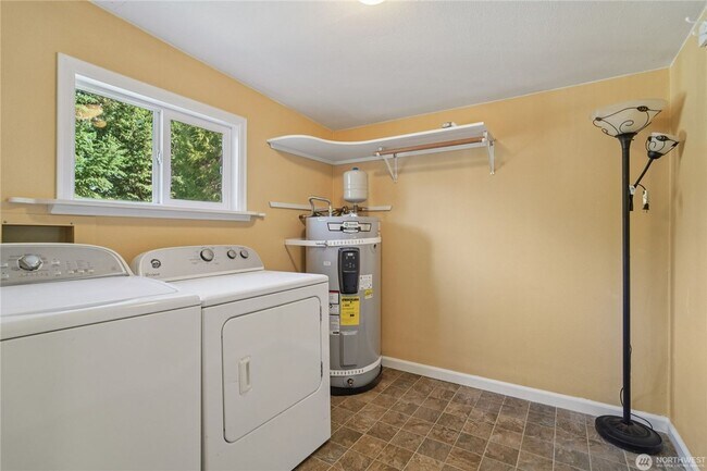 Building Photo - Amazing 3 br rambler w/ garage on LARGE fenced lot!