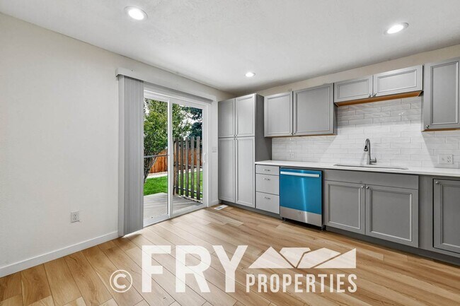 Building Photo - 14313 E Warren Pl