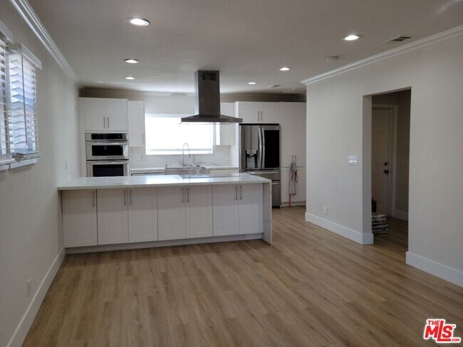 Building Photo - 1180 S Bronson Ave