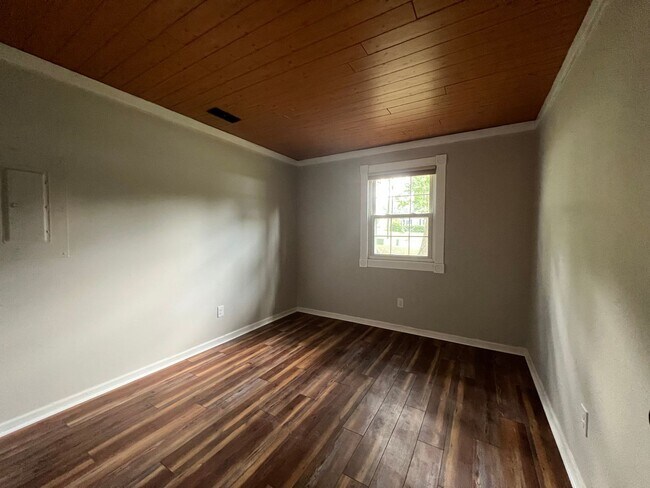 Building Photo - Cute 3 Bed 2 Bath!