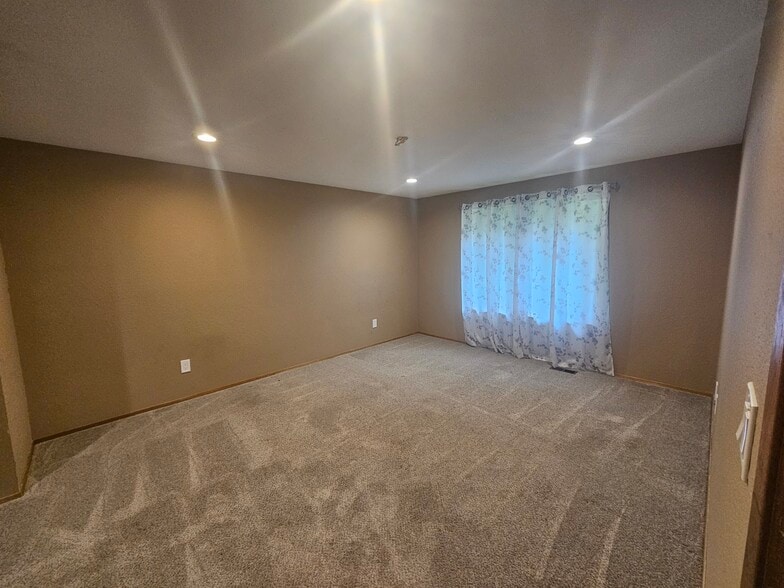 Master bedroom - 19845 NE 133rd St
