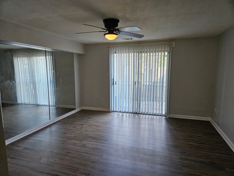 Building Photo - 1951 Dutch Village Dr