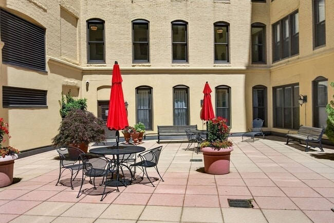 Building Photo - 4 Charlesgate E