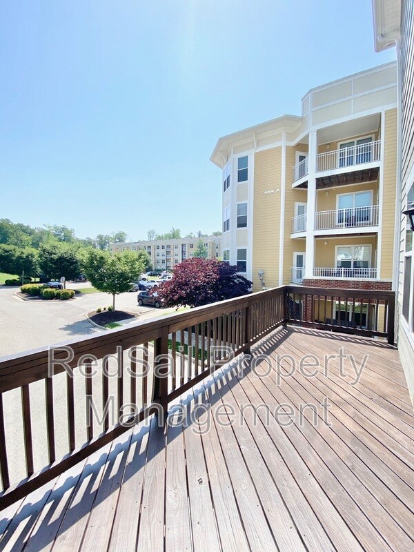 Building Photo - 1575 Green Hill St