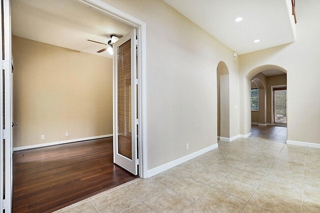 Building Photo - 748 Cresta Cir