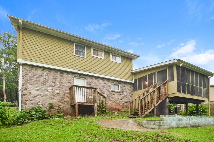 Building Photo - 990 Woodbridge Dr NE