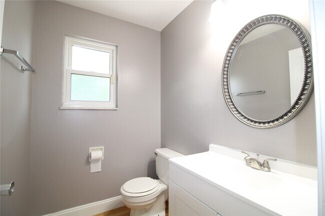 Building Photo - 912 Oakwood Farms Ln