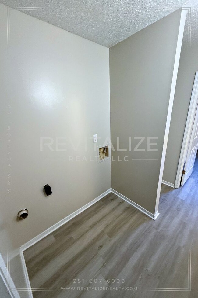 Building Photo - 1/2 Deposit! Renovated 2 Bedroom/1.5 Bathr...