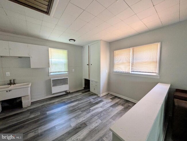 Building Photo - 1100 Woodlawn Ave