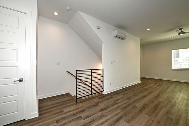 Building Photo - Beautiful 3 beds- 3.5 Condo in San Antonio Tx