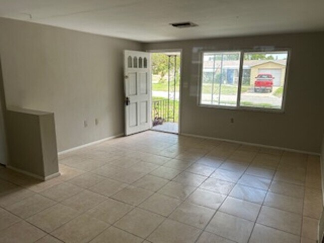 Building Photo - Well maintained 2/1 in a quiet neighborhood