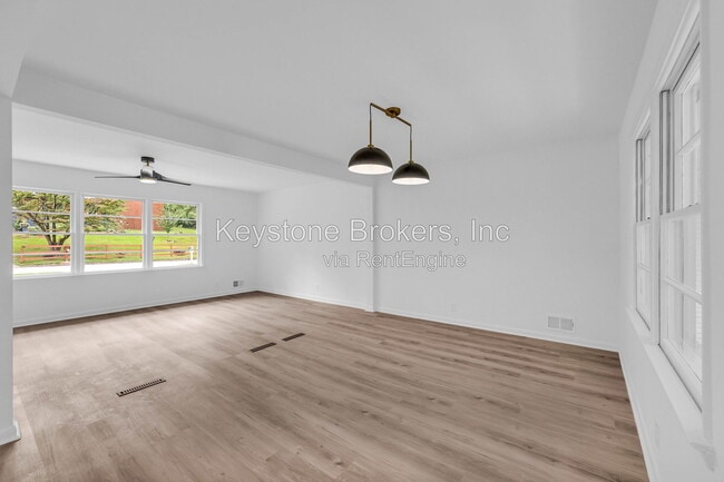 Building Photo - 2678 Rainbow Forest Dr