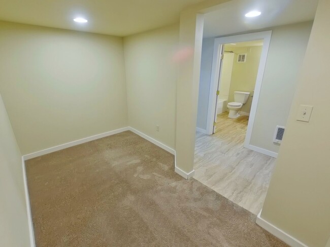 Building Photo - 962 NW Van Buren Ave