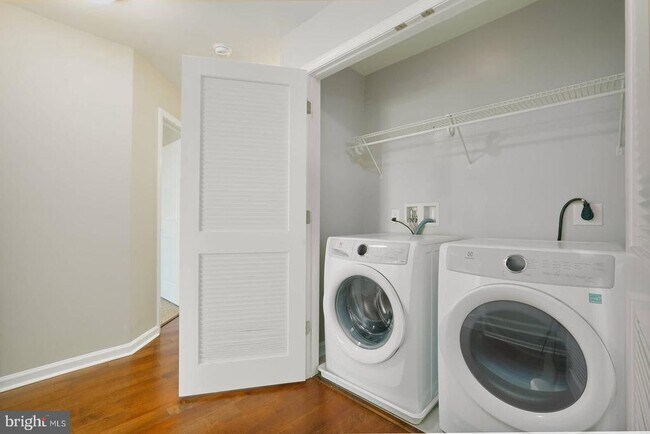 Building Photo - 412 Woodcrest Dr SE