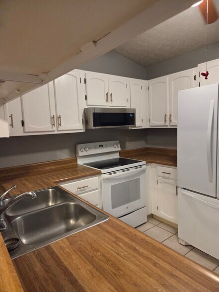 Glass top electric stove - 829 Applewood Ln
