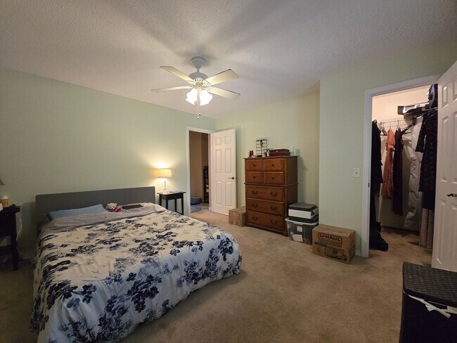 Building Photo - 1605 Lyndhurst Dr
