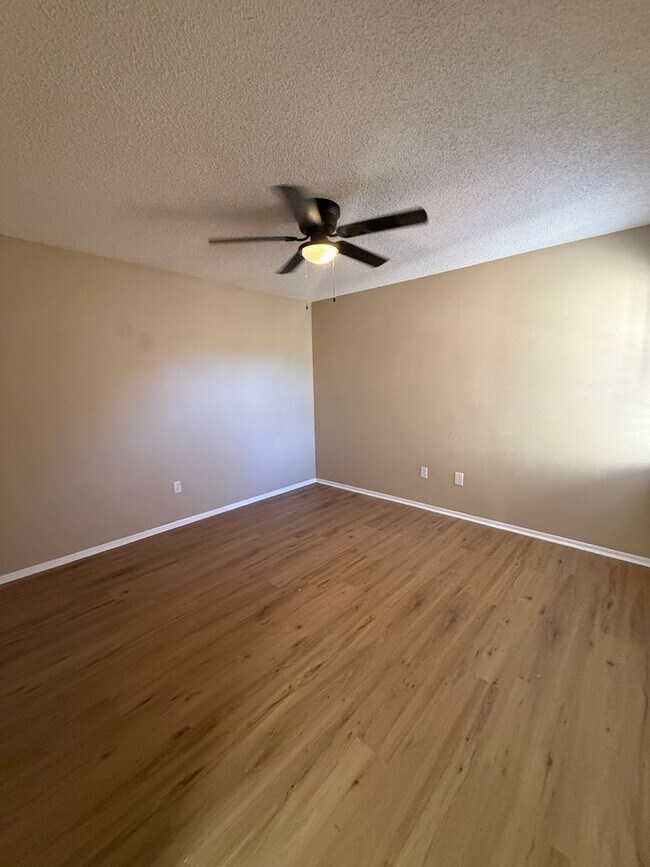 Building Photo - Updated 2-Bedroom Apartment in Quiet Ocala Community