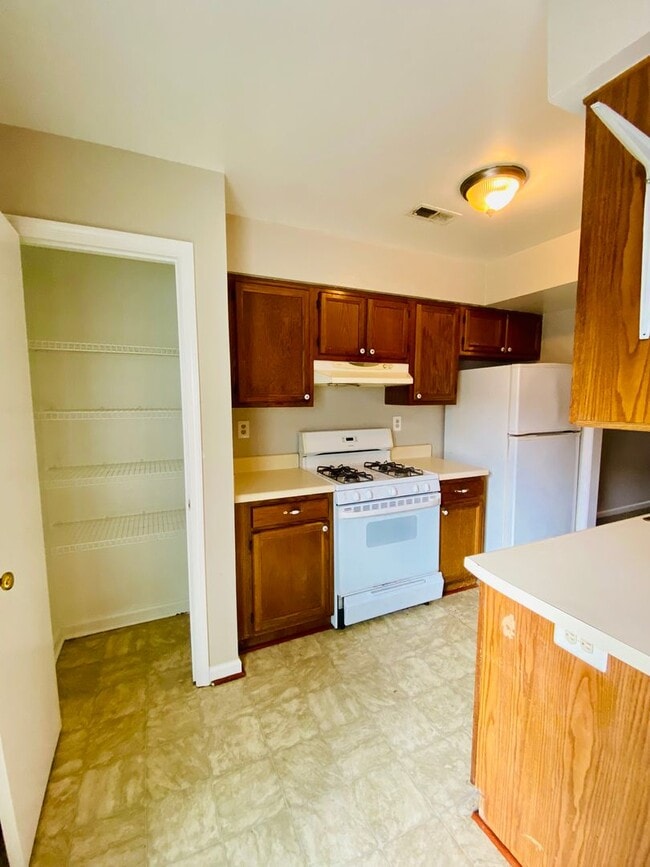 Building Photo - Adorable 3 bdrm/1.5 bath Home Located Clos...