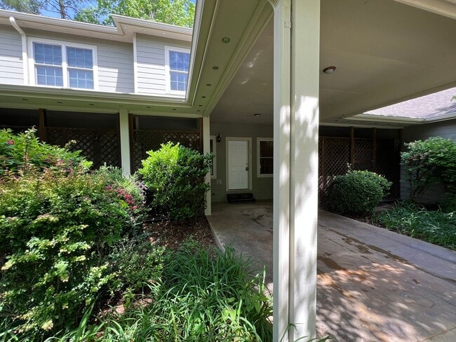Building Photo - Arden 2 Bedroom Townhome:  Quiet and Spacious