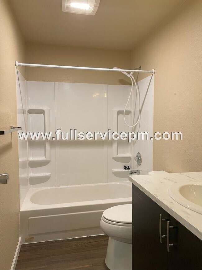 Building Photo - Great Find!!Spacious, condo w/ master