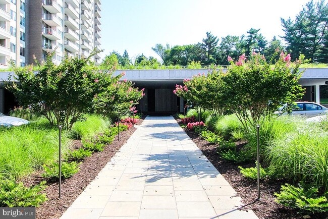 Building Photo - 5101 River Rd