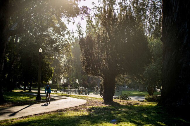 Panhandle: 10 min walk - 1201 Willard St