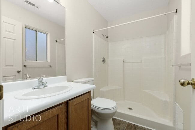 Building Photo - 3 Bedroom, 2 Bathroom Home in the Red Clif...