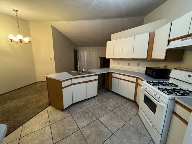 Building Photo - Taylor Ranch 3 Bedrooms 2 Bath 2/CG 1800/sf