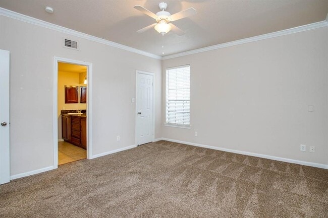Building Photo - 2255 Braeswood Park Dr