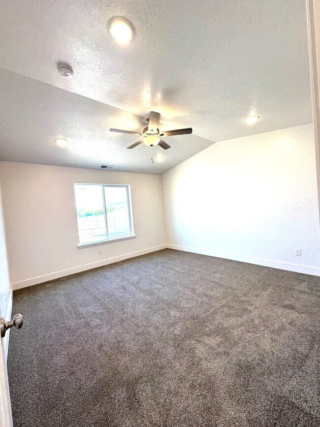 Building Photo - HC 1136