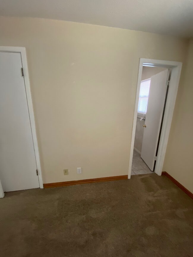 Building Photo - 2914 Hemlock Dr