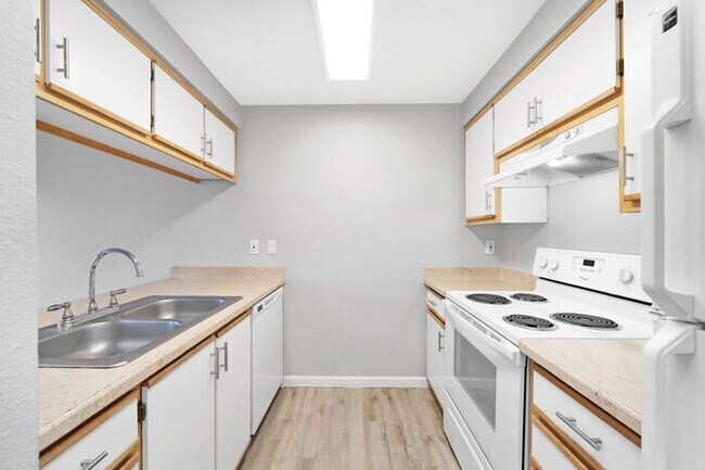 Building Photo - 2 bedroom unit. Full size washer and dryer in unit!! 1st Month Rent FREE!!