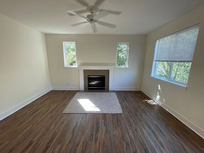 Building Photo - Extremely Spacious 5BD/3BTH Home For Lease...