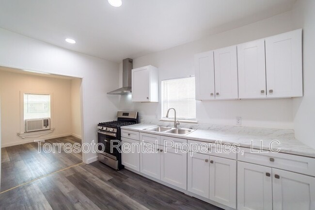 Building Photo - 611 Rochambeau St