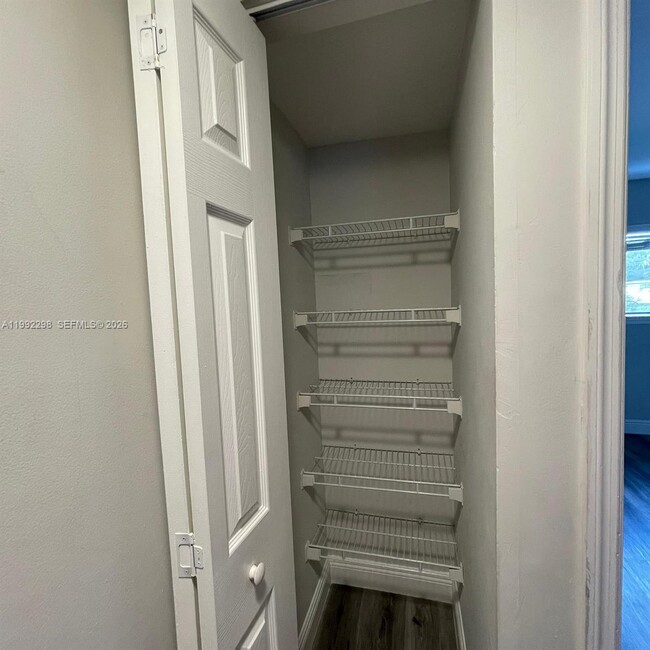 Building Photo - 301 Palm Cir E