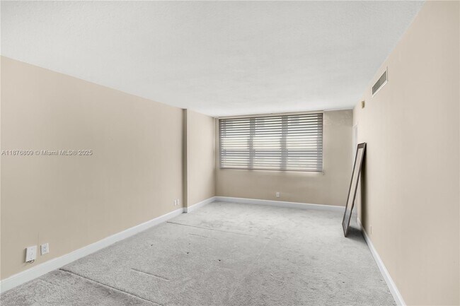 Building Photo - 9225 Collins Ave