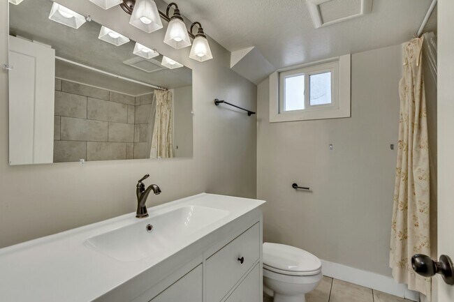 Building Photo - 718 N 100 W St