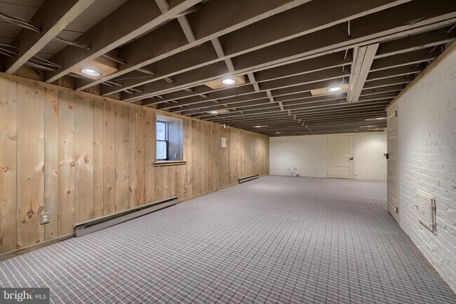 Building Photo - 226 E Caracas Ave