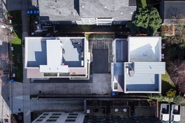 Building Photo - Welcome Home Modern Townhome in the heart of Freemont