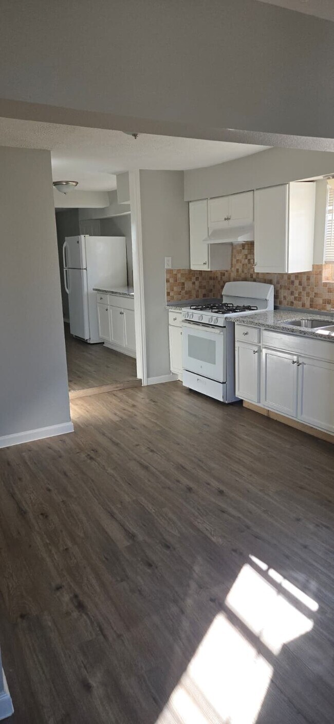 Building Photo - 6928 Hershe St