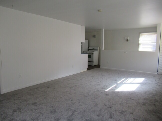 Building Photo - 255 Fairfield Woods Rd