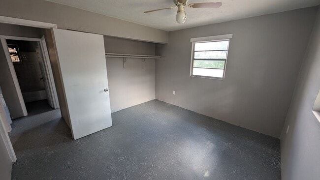 Building Photo - 2/1 home in sarasota, great location, and pet-friendly!