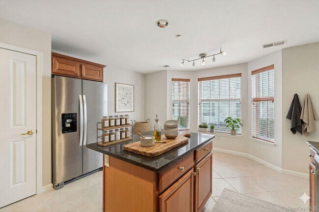 Building Photo - 10 Bridge Ln