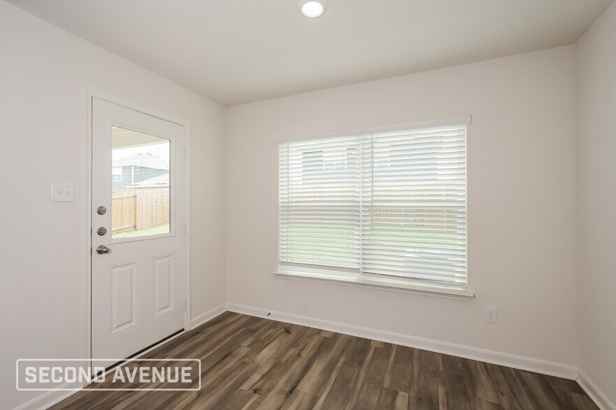 Building Photo - 1325 Woodwinds Dr