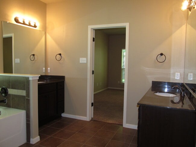 Building Photo - 2515 Twin Ridge Ct